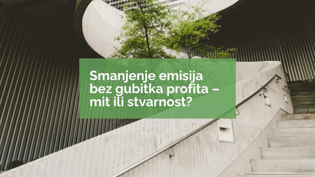 Poslovna zgrada i veliko drvo simboliziraju ravnotežu između održivog poslovanja i očuvanja okoliša